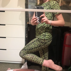 Passen idrotts kläder  - Neon Leopard matchande idrottskläder för små för mig