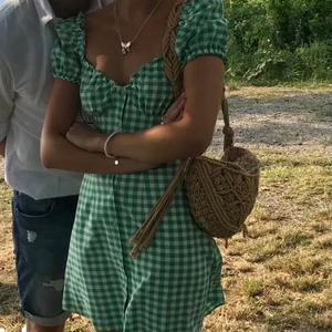 Rutig klänning - (Lånad bild) , snygg sommar klänning, väldigt fin passform , säljer pga för liten, bra skick! ENDAST använd EN gång, skriv för fler bilder! 