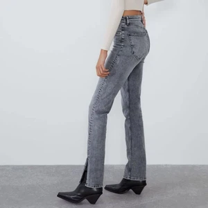 Zara- Skinny jeans split - Svinsnygga jeans från Zara, dom sitter verkligen underbart!!! Så snyggt med slits längst ner också! Färgen gör sig mest rättvisa på första bilden, men tveka inte att fråga om fler bilder. Jeansen är i storlek 34 och passar mig som är 173 och S. Dom passar alla med lite längre ben därute!! Dom är helt slutsålda på zaras hemsida. Buda från 300 eller köp direkt för 400 exklusive frakt!!