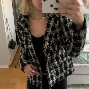 Svartvit jacka/kavaj - Skön vår/höstjacka från pretty little thing, en kavaj passform. Sällan använd och säljer för den inte kommer till användning. 💫💫