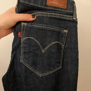 Levis jeans - Strl W26 L32. Använda men i nyskick. Straight jeans med låg midja. 