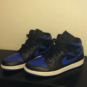 Air Jordan 1 Mid  - Säljer mina Air Jordan 1s, väldigt bra skick och använda fåtal gånger. Har ej används på ca ett år och de har varit ett skoblock i dem så de har hållit formen. Crease-skydd går att få med om det önskas. De verkar även vara slut i lager överrallt, förutom på stockx för 4000kr. Inköpta för 2000kr. 
