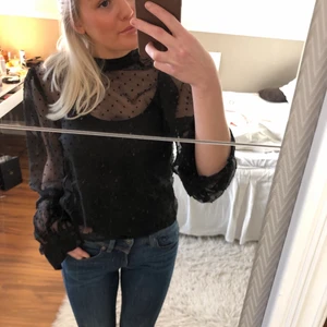 blus  - Supersnygg blus med balkongärm, går att klä upp och klä ner, på bilderna har jag bara ett svart linne. Aldrig använt 