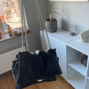 Handväska  - Assnygg väska från hm! Köpte i höstas och säljer då jag inte använder den längre. Den är väldigt rymlig och kedjan är justerbar så att man kan välja hur den ska sitta! Startar budgivning då det var många intresserade!