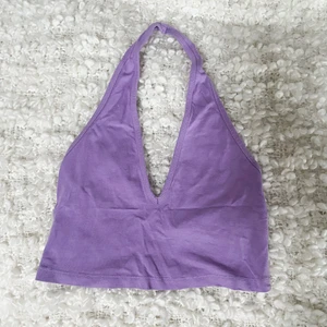 Lila halterneck - En lila halterneck från asos. Ganska kort i modellen, men superhärlig färg till våren/sommaren:)