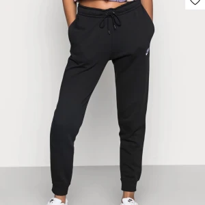 Nike sweatpants⚡️ - Storlek S på båda byxorna. Dom gråa är aldrig använda (prislappen är kvar), dom svarta är använda 1 gång. Jag insåg då att dom är lite för korta för mig som är 176.🤍🤍ordinarie pris- 449 kr styck⚡️                                         