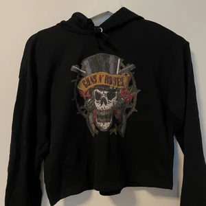 Guns N' Roses hoodie - Guns N' Roses köpt på hm 🥀 Aldrig använd 