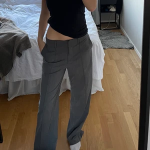Kostymbyxor - Säljer dessa grå kostymbyxor med en slits baktill. De är köpta från nakd för ungefär ett år sedan, säljer nu pga de tyvärr blivit förstora. 🤍