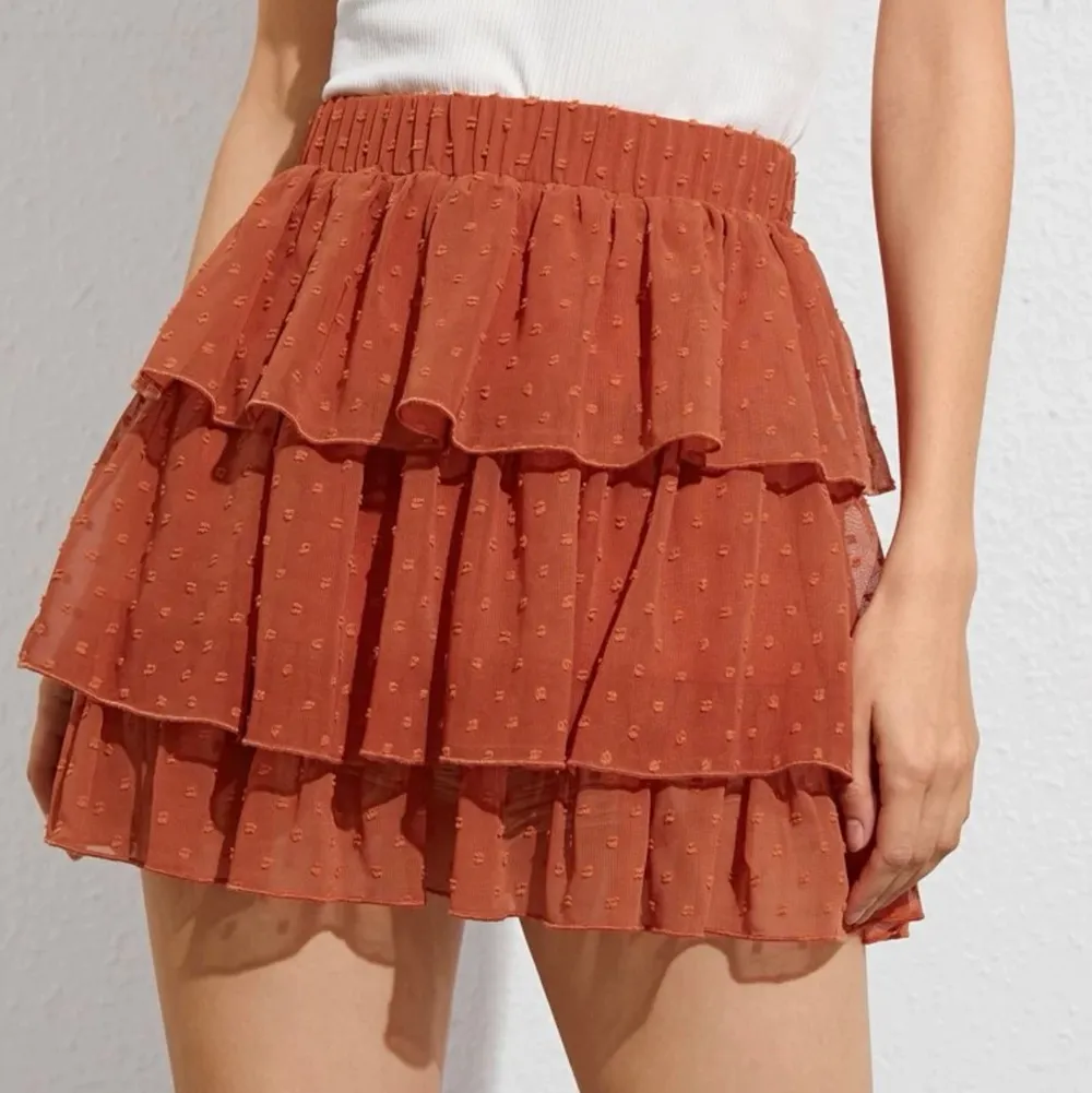 Säljerim favorit kjol 💕 andvlnder några gånger men inget man märker 💕 super fin att ha med tights under 💕 väldigt stressigt midja så passar allt från xxs-m. Kjolar.