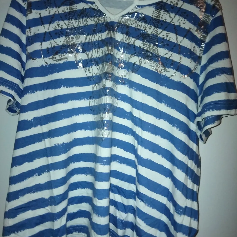 Skit snygg blå randig tröja med ett silver mönster 2000 tals 🐕‍🦺. T-shirts.
