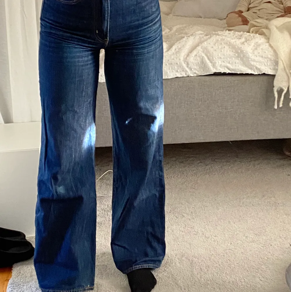 Levis jeans storlek 27/32 litet märke på ena knäet men syns knappt därav priset, skriv vid frågor . Jeans & Byxor.