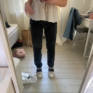 Grå jeans Hm - Säljer dessa  straight jeans från HM som påminner mycket om de populära grå raka från Zara! Passar bra om man är mellan ca 150-165 beroende pp hur man vill att de sitter. Kan absolut skicka fler bilder vid behov