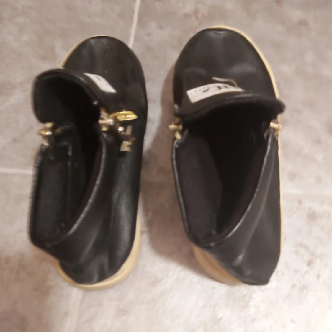 Fina skinnskor stl 35 helt nytt  frakt fritt  - 90