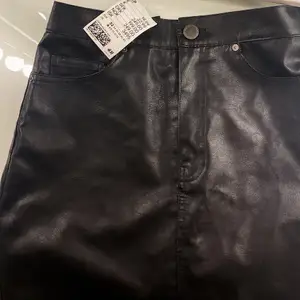 Helt oanvänd svart kjol i fuskläder från H&M, tyvärr är den för liten för mig. Lappen finns kvar, men kjolen går inte att köpa på hemsidan längre 🖤 nypris 249 kr