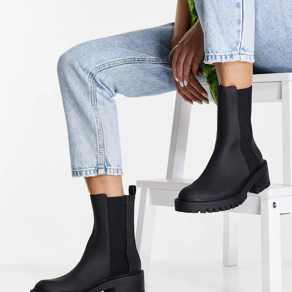 Säljer pga fel storlek. Jättesnygga och supersköna boots som passar perfekt till alla möjliga outfits.. Skor.
