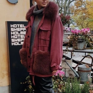 Custommade jacka - Vinröd custommade jacka i nyskick. 6000kr + frakt. Storlek S/M. Bild lånad av chloe schuterman.