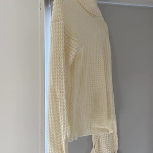 Stickad tröja i Popcorn material NAKD - Tröja från NAKD, inköpt för några år sen. Bra kvalité. Har polokrage som går att vika ner! Beige/vit färg. Skriv om ni vill ha spårbart paket🥰