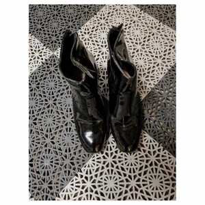 Lackskor  - Lackskor köpta på ASOS. Sparsamt använda men har ett litet märke på insidan på ena skon (syns på bild 3). Stl 38 🥰