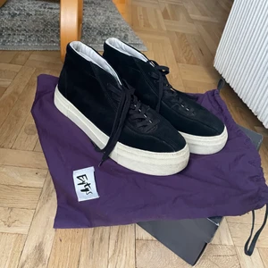 Eytys skor - Säljer mina fina eytys skor i mocka! Mockan i fint skick, finns en spricka i sulan och lite mörka missfärgningar på sulan (syns på bilden) från användning. Annars i bra skick! Skriv privat för fler bilder💕