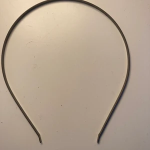 Svart diadem  - Säljer nu mitt fina svarta smala diadem som ej kommer till användning länge. Inga defekter eller sånt vad jag kan se och vet om ❤️ kommer ej ihåg var jag köpt de då det var väldigt länge sedan.