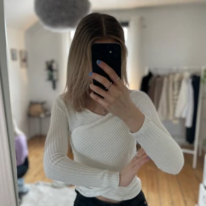 Storlek xs - En jättefin topp köpt från H&M. Använt vid fåtal gånger men Säljer då jag tyvärr inte använder den längre. 