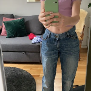 Massimo dutti jeans - Massimo dutti jeans som är lågmidjade, på framfickorna är det nitar. Dom är i storlek S och jag säljer pga att dom är för stora för mig, de är endast provade men inte andvända, säljer för 119kr men dom kostar annars mellan 500-1000kr! 