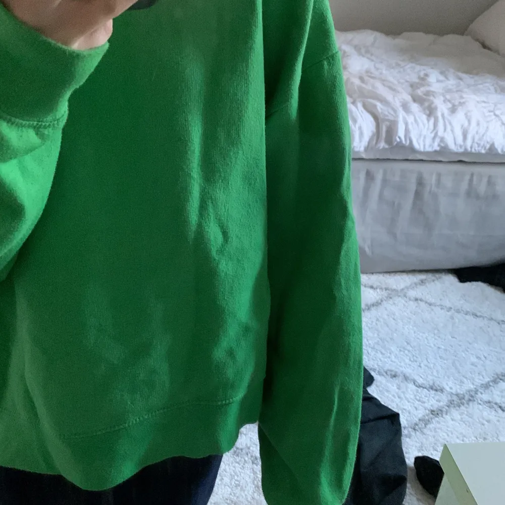 Säljer min gröna zara tröja som tyvärr inte kommer till användning längre men är i nyskick💕. Tröjor & Koftor.