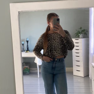 Leo-tröja - Fin leopardtröja från ONLY med trekvartsärm. Lite längre i bak men blir SUPERFIN om man stoppar upp den i fram eller bak. Måste dock rensa och denna kommer inte till användning så mycket längre.  🦋