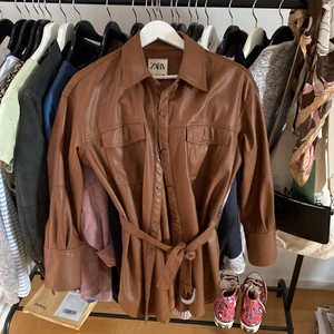 Brun läderjacka från Zara - Säljer en brun läderjacka från Zara. Är endast använd ett fåtal gånger och är i nyskick! Storlek M🥰 Köpare står för frakt