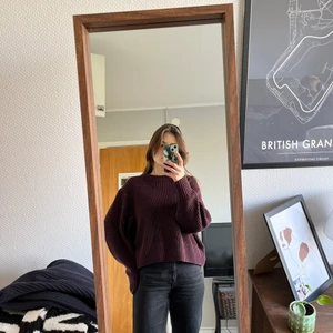 Lila stickad tröja - Plommonlila tröja från Monki i  Bomull och akryl, Smånopprig om man synar noga, men märks knappt. En liten maska i ena ärmen som varken stör eller verkar vara på väg att växa.  Älskar den här men har en likadan i svart som jag använder mer:) 💜150kr inkl spårbart frakt