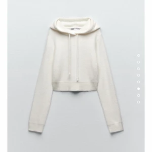 Mjuk kofta från zara  - Vit kofta från zara med mjuk matrial. Mycket bra skick då endast använd 1 gång. Stl S. Nypris är 359kr men mitt pris 60kr. 