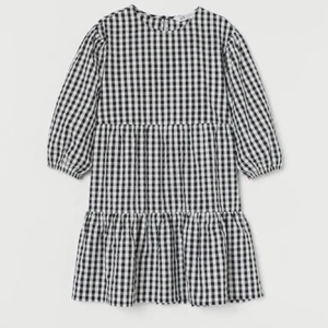 klänning! - Super söt klänning ifrån hm. Använd 1 gång så i nyskick! Storlek 164 men passar xs-m👊🏼