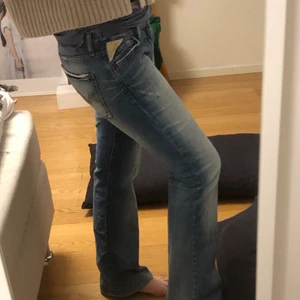Lågmidjade bootcut jeans! - Jättesnygga replay jeans som är både lågmidjade och bootcut. De är i M och jag är 173 cm och de passar bra på mig. Priset går absolut att diskutera och om du köper fullpris är det gratis frakt!