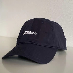 Vintage Titleist Cap - Vintage Titleist keps i färgen ”night”. DM gärna vid frågor eller kontakta oss på instagram @Headsup.vintage ☺️ (Köparen står för frakt) 