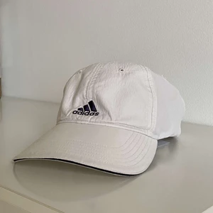 Vintage Adidas Cap - Vintage Asidas keps i färgen ”snow”. DM oss gärna vid frågor eller kontakta oss på instagram @Headsup.vintage ☺️ (köpren står för frakt)