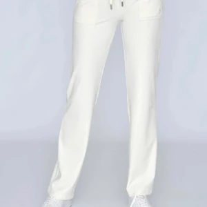 Juicy couture  - Säljer nu mina vita juicy byxor för endast 600kr + frakt. Dom är i storlek M, långa på mig som är 165. Vill bli av med dom som snabbt som möjligt 💗💗