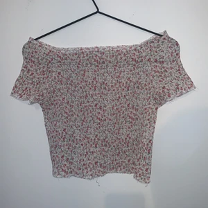 Gullig topp - Den är i stretchigt material och är One Size. Den är halv off shoulder och sitter fint i midjan! 
