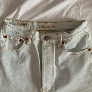Jättefin straight jeans från Levis i ljusblå färg! Bra skick, lite stör för mig och jag bär storlek 34. 