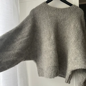 Stickad tröja  - Grå stickad tröja från h&m i storlek S. Tröjan har lite större armar och längden på tröjan är lite kortare (ingen magtröja). Tröjan säljs för 80kr+frakt 💗