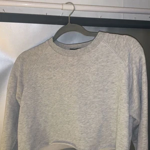 kroppad tröja storlek XS/S - Säljer denna kroppade gråa tröjan från BikBok, eftersom den inte kommer till användning. Storleken är XS men sitter som S, nypris 200kr säljer för 40kr plus frakt💓