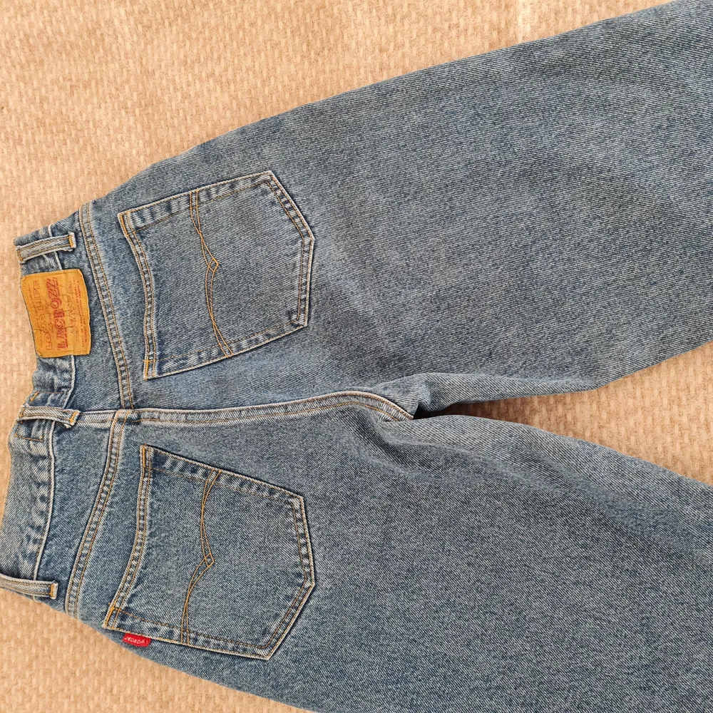 Vintage jeans dragkedja tyvärr trasig på dessa med, går lätta att fixa hos skräddare. Storlek 29/30, köparen står för frakten ❤. Jeans & Byxor.