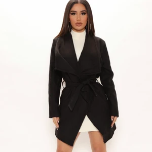 Kappa - Snygg kappa från Fashion Nova. Storlek XS men passar även S. Endast testad, prislapp kvar!