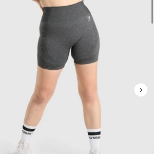 Gymshark vital seamless 2.0 - Shorts från gymshark i deras populära modell vital seamless 2.0 i storlek Small🦋 endast använda några få gånger och i bra skick! Nypris 449kr. Tveka inte att höra av er vid intresse eller fundering 💕💕 frakt på 66kr tillkommer📦