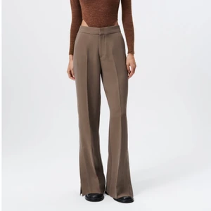 Lågmidjade byxor - Säljer dessa så fina lågmidjade bruna kostymbyxor från zara (helt slutsålda) i storlek S