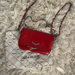 Zadig väska - Säljer min älskade Zadig, det är den lilla modellen i röd😍 har inte andvänt så mycket därför väldigt bra skick. 1200 kan tänka mig att sänka pris vid snabb affär ❤️ (bild 1 och 3 är lånade)