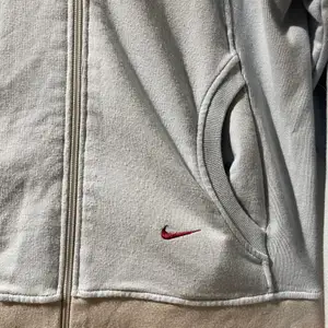 Säljer nu denna fina Nike tröjan som inte kommer till användning. Den är köpt second hand men i nyskick! 