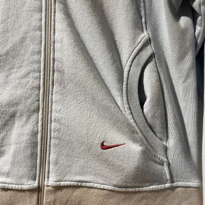 Nike crewneck - Säljer nu denna fina Nike tröjan som inte kommer till användning. Den är köpt second hand men i nyskick! 