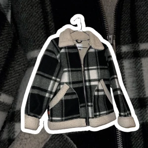 Jacka från Vailent ( S ) - Jättevarm och tvärmysig jacka. Använd en vinter men i bra skick. Strl S ( herr ). Jag är 170 och den sitter perfekt 