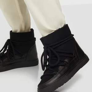 Inuikii Classic Svart 36 - Svarta klassiska inuikiis supersköna och originalboxen ingår. Sparsamt använda då de var för stora för mig har bara testat ha de med inlägg men de är för stora ändå. Storlek 36 men kn absolut passa en 37a oxå💖