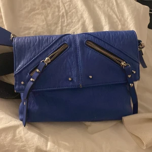 Väska - Super fin blå axelväska från dondonna! Axelbandet går att ta av och den är i fint skick! Säljer då jag inte använder den längre och köpt en ny väska ! Skriv vid intresse/ snabb affär 💕